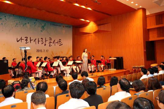 대우건설은 지난 17일 본사 아트홀에서 임직원을 대상으로 '나라사랑 콘서트'를 개최했다고 20일 밝혔다. 콘서트에는 자매결연을 맺은 수도방위사령부의 군악대를 초청해 연주, 마술, 댄스 등의 공연을 선보였다. 소프라노 정선화씨(가운데)씨가 '그리운 금강산'을 부르고 있다.  대우건설 제공